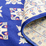 ネイビー地に二種類のひし形模様が規則的に並んだラホール産手織りパキスタン絨毯