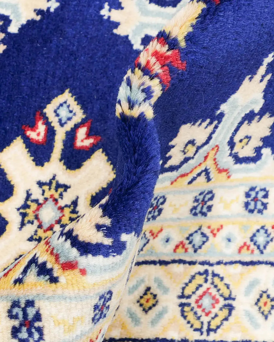 ネイビー地に二種類のひし形模様が規則的に並んだラホール産手織りパキスタン絨毯