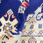 ネイビー地に二種類のひし形模様が規則的に並んだラホール産手織りパキスタン絨毯