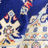 ネイビー地に二種類のひし形模様が規則的に並んだラホール産手織りパキスタン絨毯