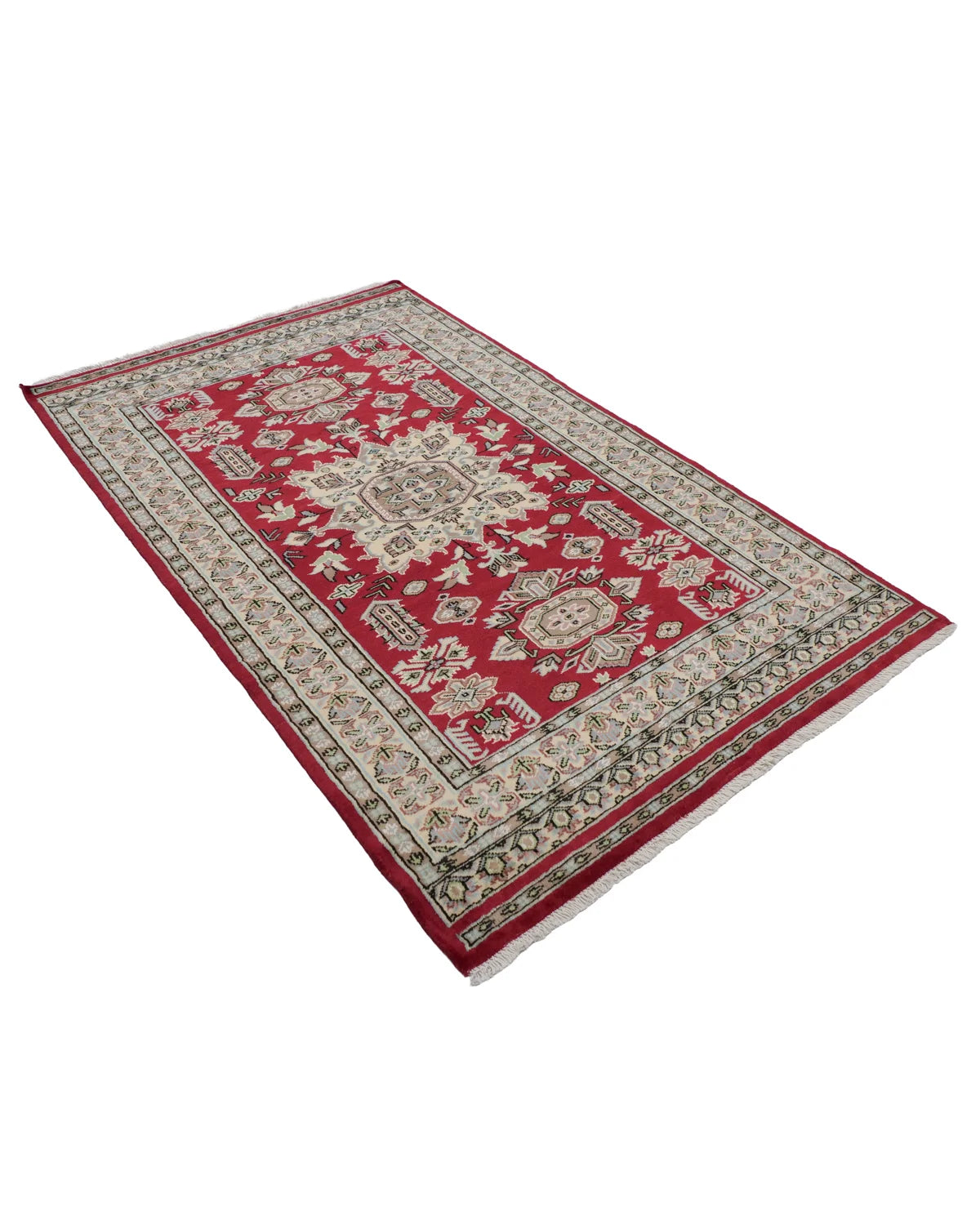 赤地に大きなメダリオンが織り込まれたパキスタン絨毯