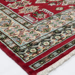 アイボリーの縁取りが映える、深紅のパキスタンウール絨毯