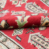 エレガントな赤とベージュのコントラストが特徴のパキスタン絨毯