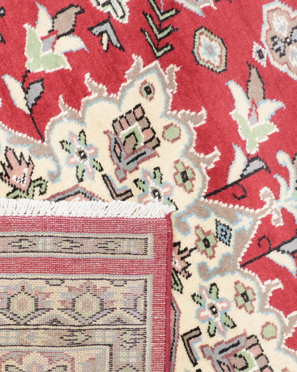 上質なウールで織られた、艶やかな赤のパキスタンラグ