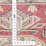 室内に高級感を添える、赤ベースのパキスタン・ラホール絨毯の織り密度がわかる写真