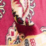 赤を基調としたパキスタン絨毯。中央にはひし形のジャルダン柄と楕円形のボハラ柄が交互に並び、周囲は繊細な模様で縁取られている。