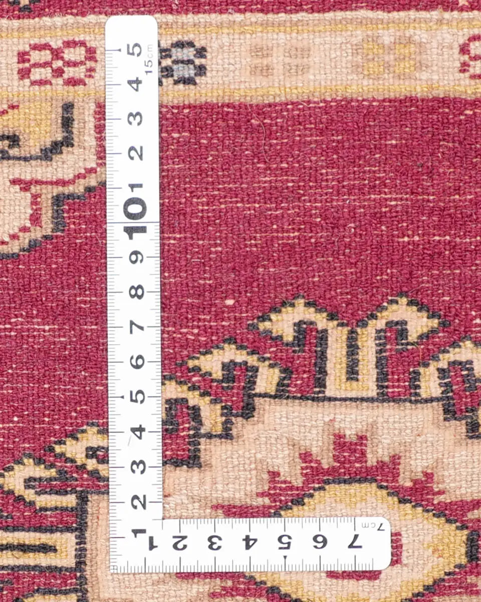 赤を基調としたパキスタン絨毯。中央にはひし形のジャルダン柄と楕円形のボハラ柄が交互に並び、周囲は繊細な模様で縁取られている。