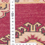 赤を基調としたパキスタン絨毯。中央にはひし形のジャルダン柄と楕円形のボハラ柄が交互に並び、周囲は繊細な模様で縁取られている。