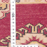 赤を基調としたパキスタン絨毯。中央にはひし形のジャルダン柄と楕円形のボハラ柄が交互に並び、周囲は繊細な模様で縁取られている。