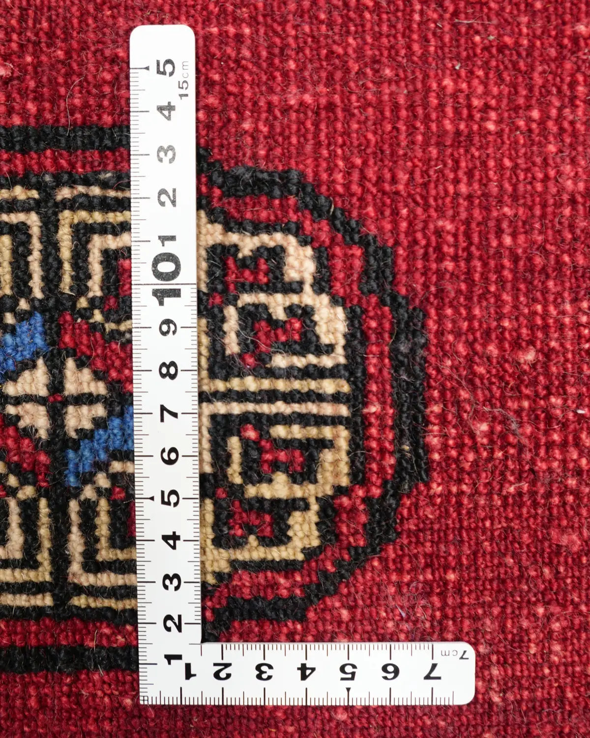 リビングに映えるラホール産手織りパキスタン絨毯