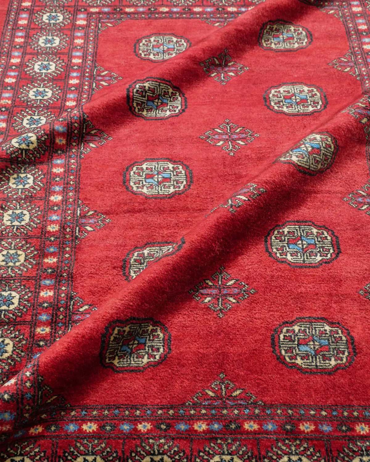 伝統的なボハラ柄のパキスタン絨毯 ラホール産