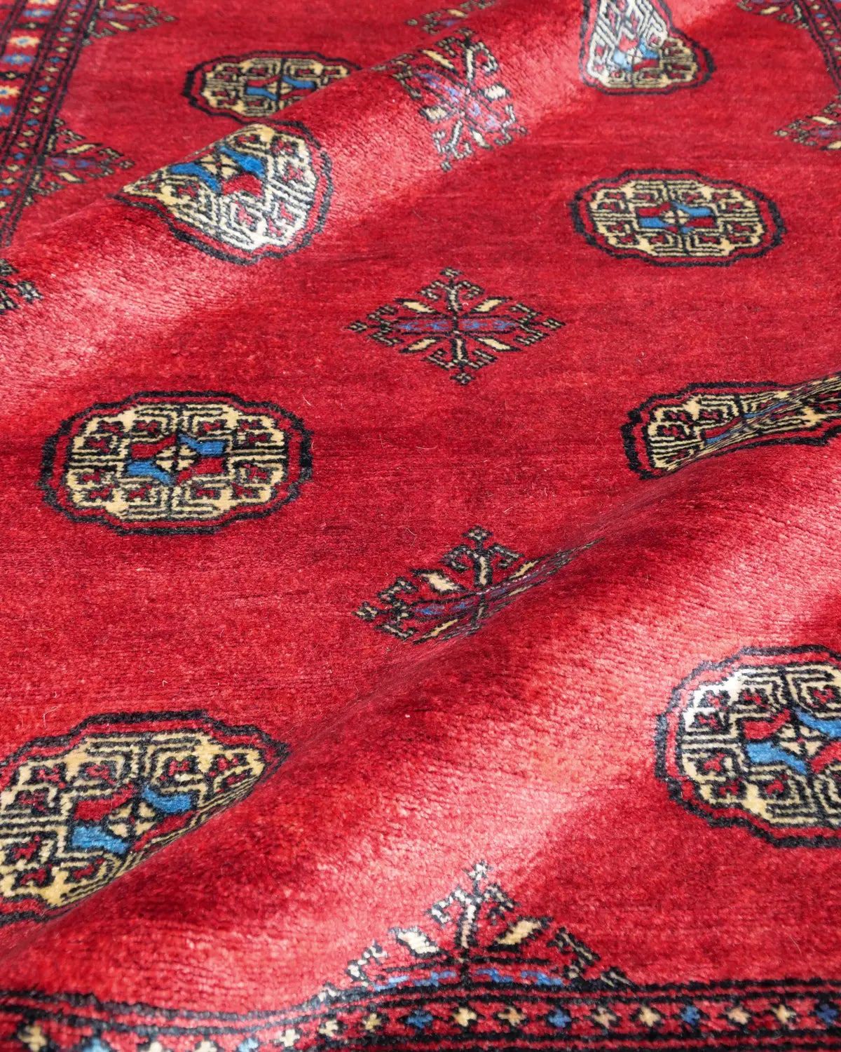 エスニックな雰囲気のラホール産パキスタン手織りラグ