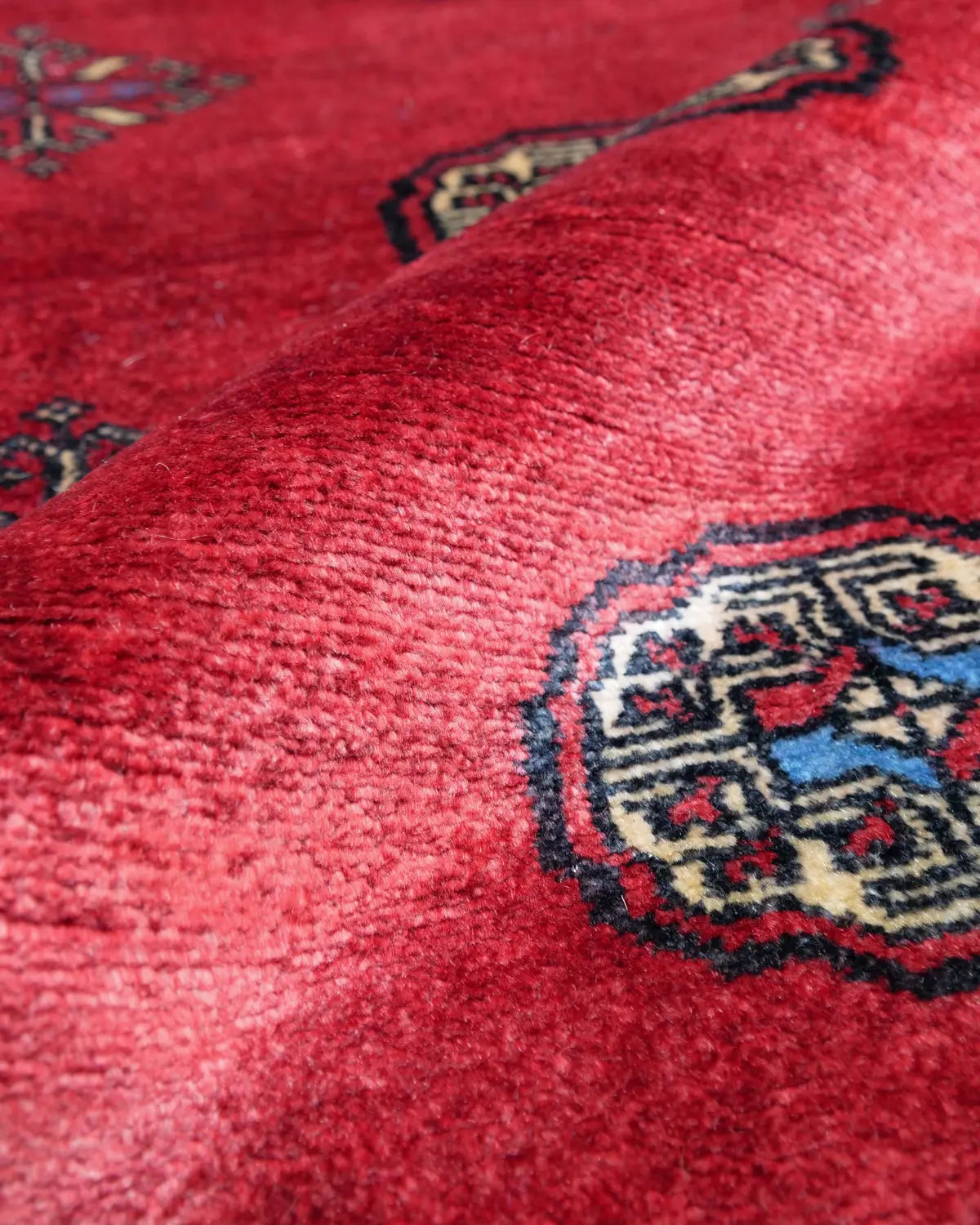 象の足跡文様が並ぶボハラ柄パキスタン絨毯