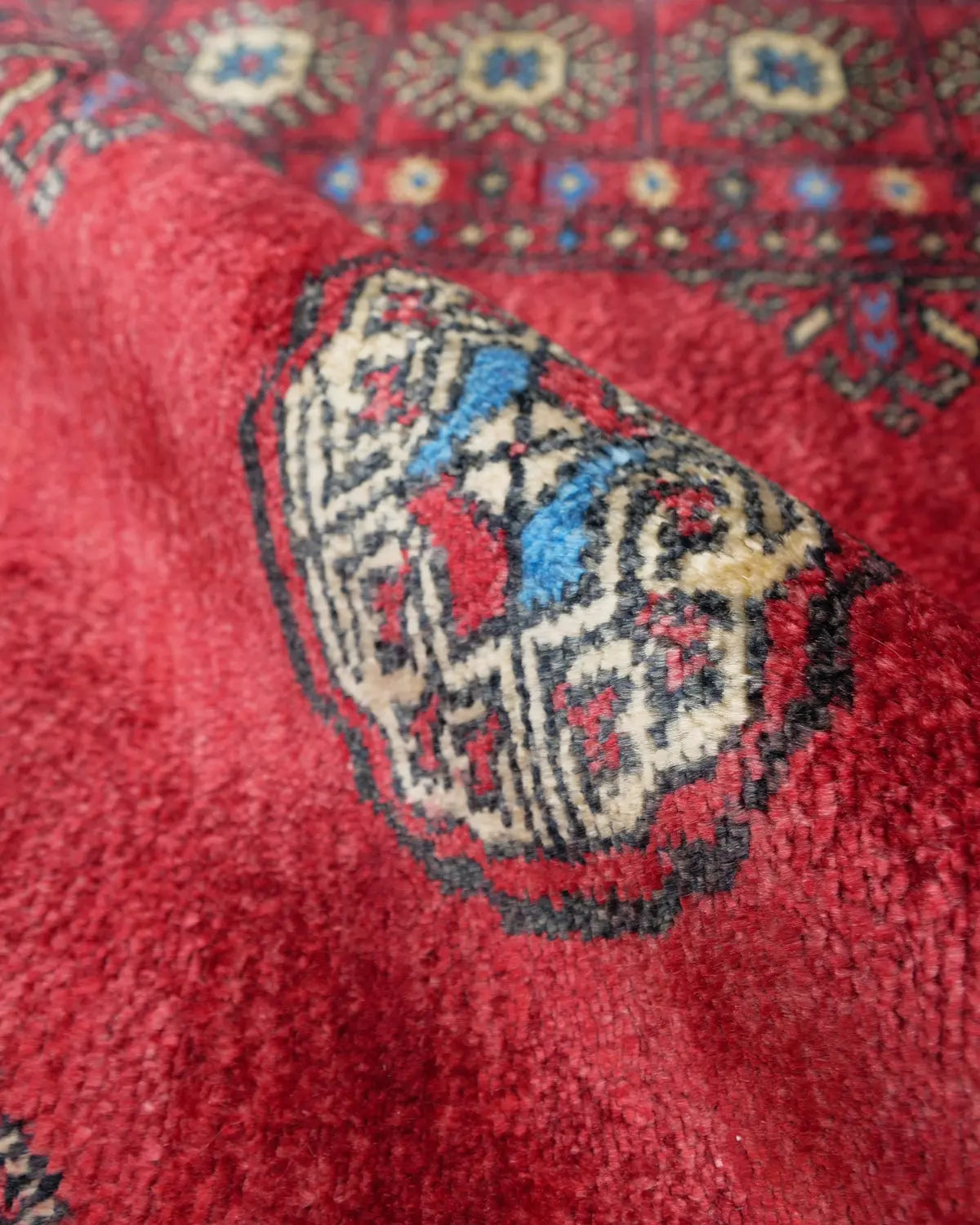 赤系カラーのラホール産ウールパキスタン絨毯