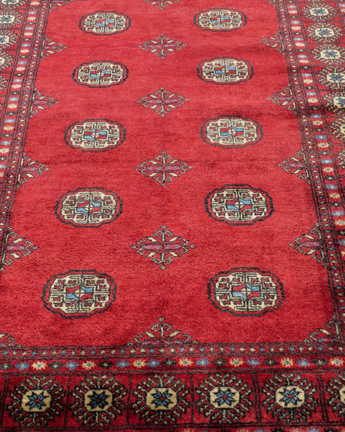 見る角度で色合いが変わるラホール産パキスタン絨毯