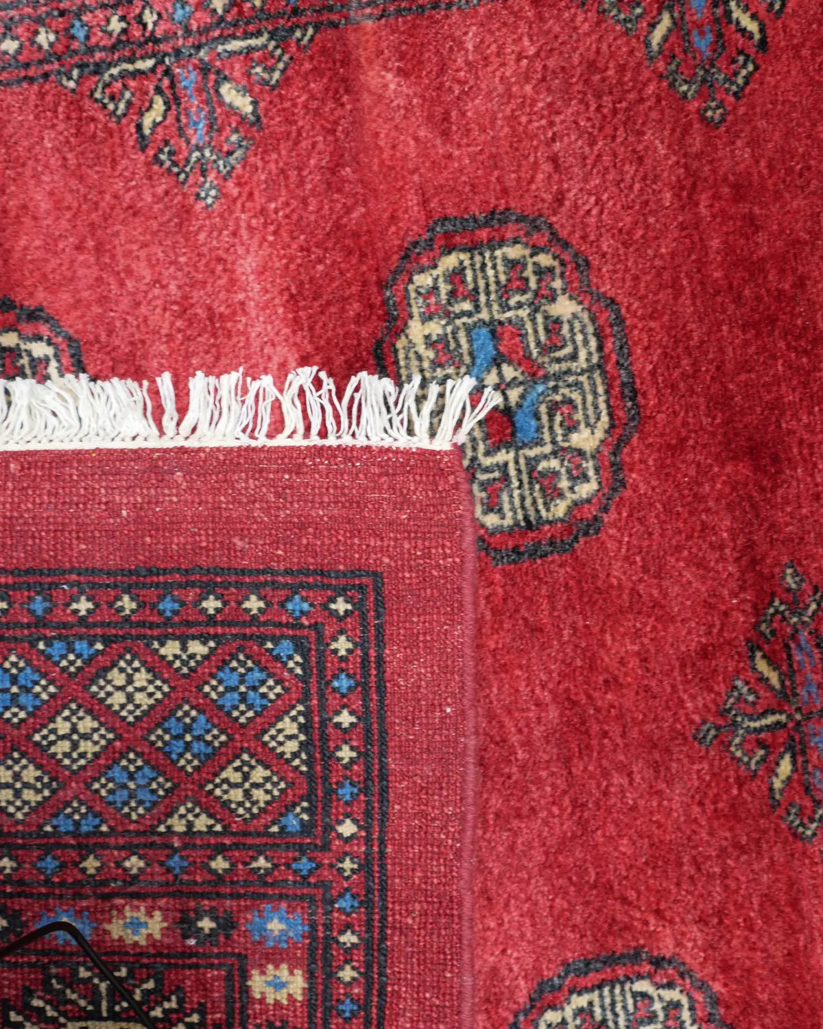 赤いボハラ柄が映えるパキスタン絨毯 手織りウール