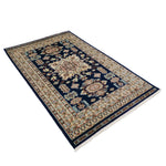 深みのあるネイビーブルーに花と幾何学模様が織り込まれたパキスタン絨毯