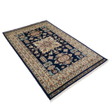 深みのあるネイビーブルーに花と幾何学模様が織り込まれたパキスタン絨毯