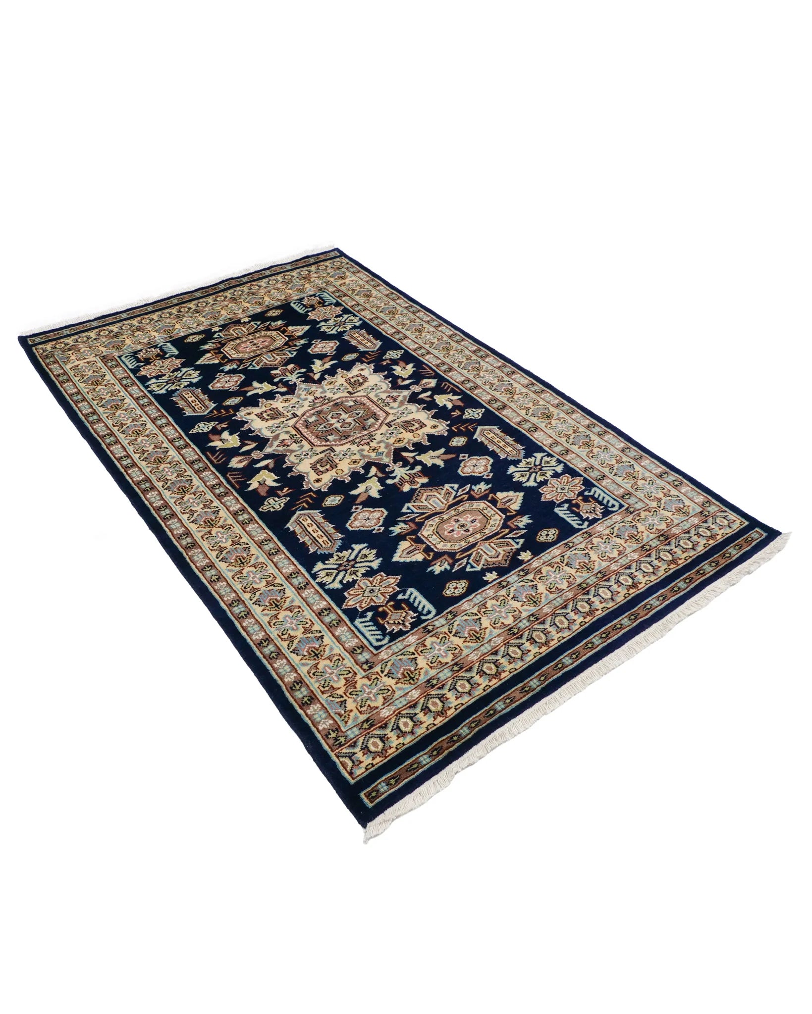 深みのあるネイビーブルーに花と幾何学模様が織り込まれたパキスタン絨毯