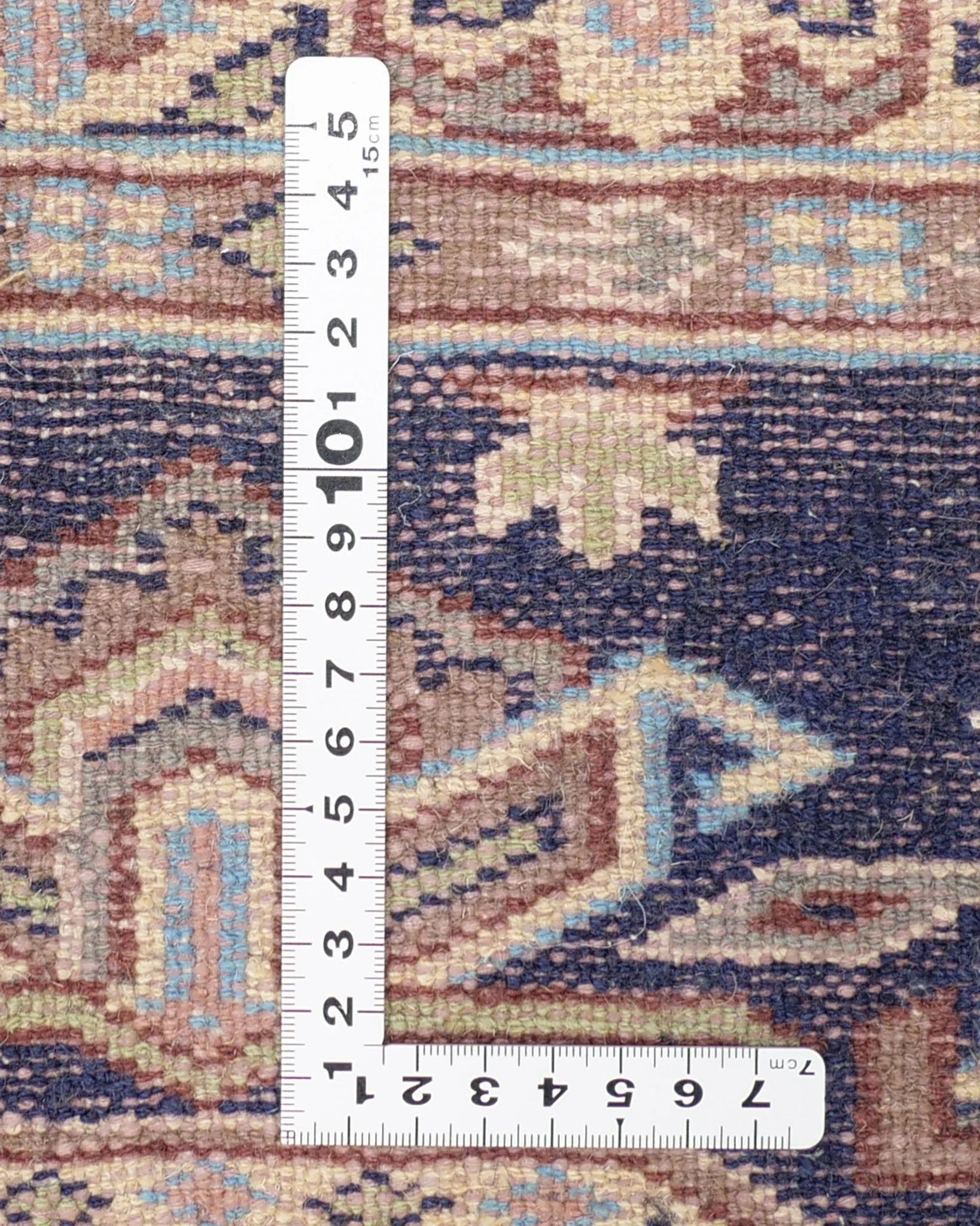 リビングに上品な印象を添えるネイビーの手織りウールラグ