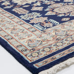 メダリオンと花文様が調和するラホール産のリビングサイズ絨毯