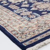 メダリオンと花文様が調和するラホール産のリビングサイズ絨毯