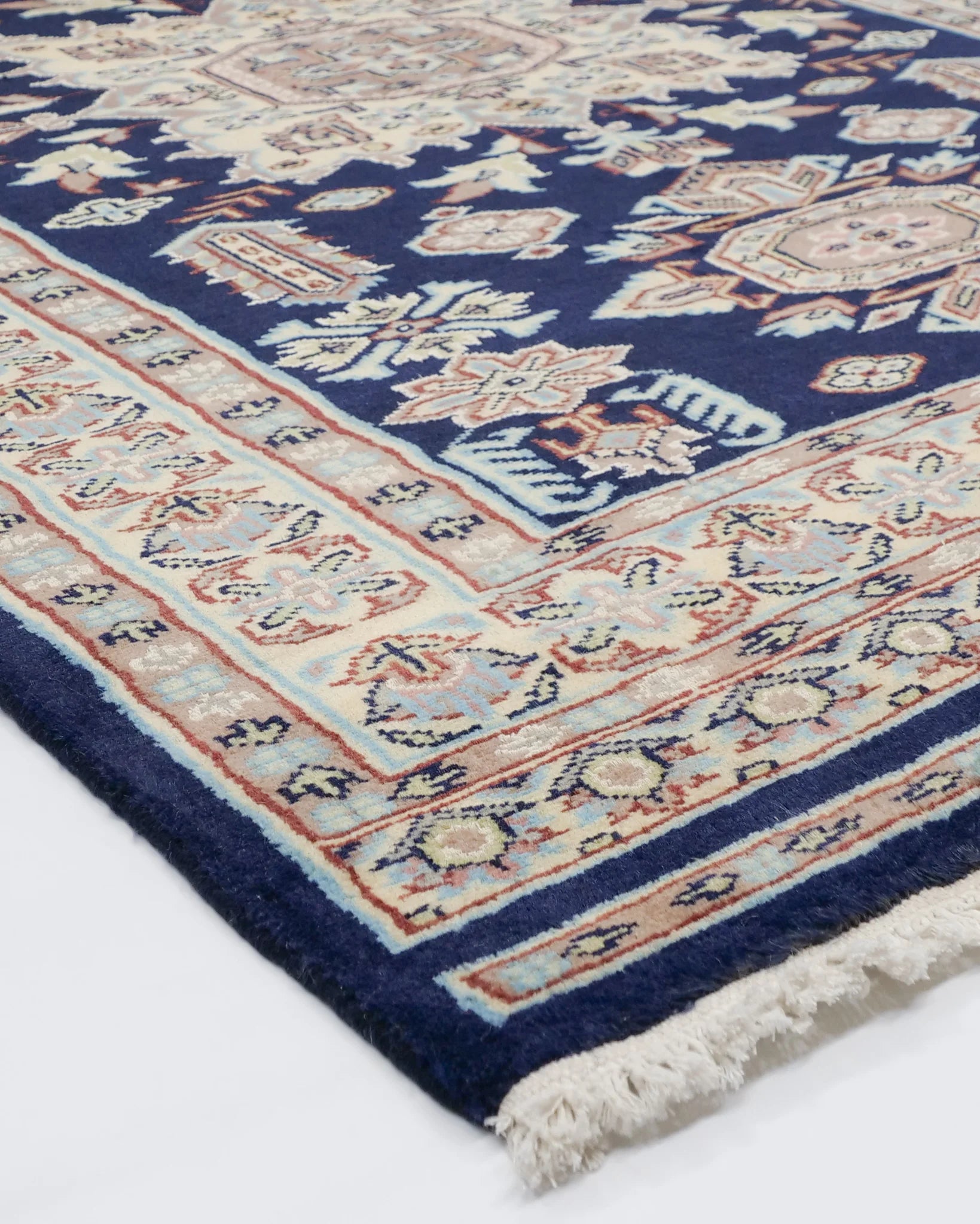 メダリオンと花文様が調和するラホール産のリビングサイズ絨毯