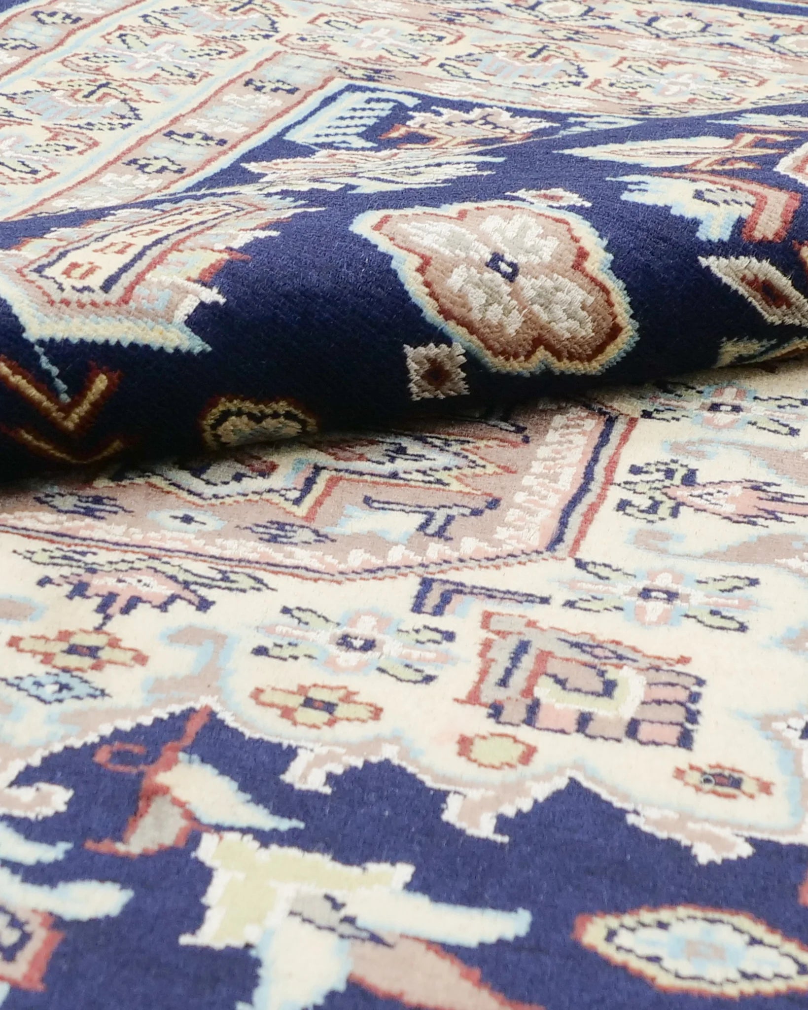 上質な艶と柔らかな質感をもつ手織りパキスタンラグ