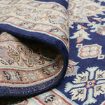 リビングに上品な印象を添えるネイビーの手織りウールラグ