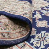 リビングに上品な印象を添えるネイビーの手織りウールラグ