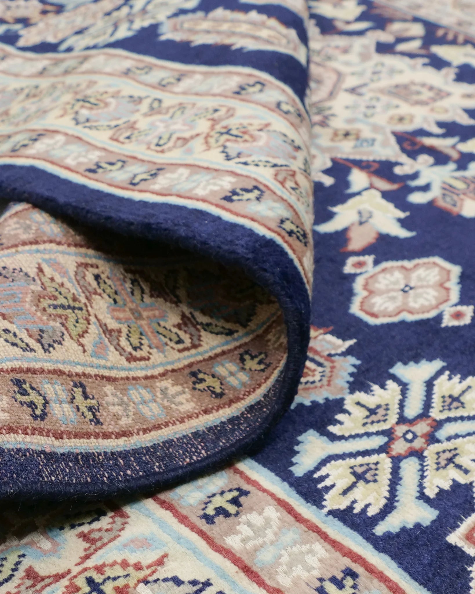 リビングに上品な印象を添えるネイビーの手織りウールラグ