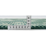 パキスタン絨毯の断面を撮影。厚みは約1cmで、密に織られたウールの質感が確認できる。