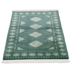 パキスタン絨毯の角部分と白いフリンジのディテール。ジャルダール柄とストライプ模様が見える。