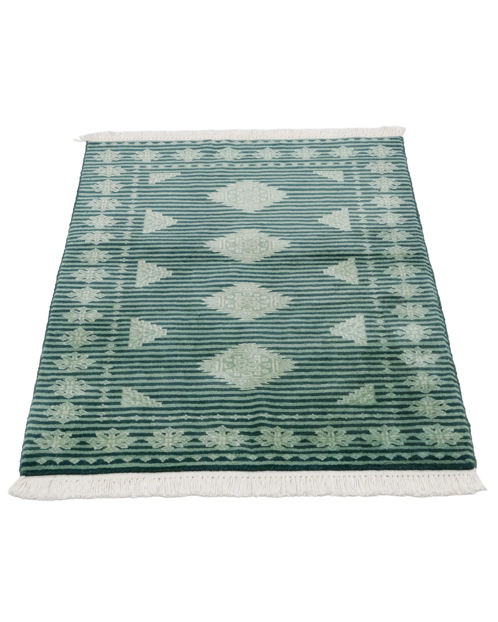 パキスタン絨毯の角部分と白いフリンジのディテール。ジャルダール柄とストライプ模様が見える。