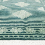 パキスタン・ラホール産のウール絨毯を広げた全体写真。深緑のストライプとジャルダール柄が並ぶ。