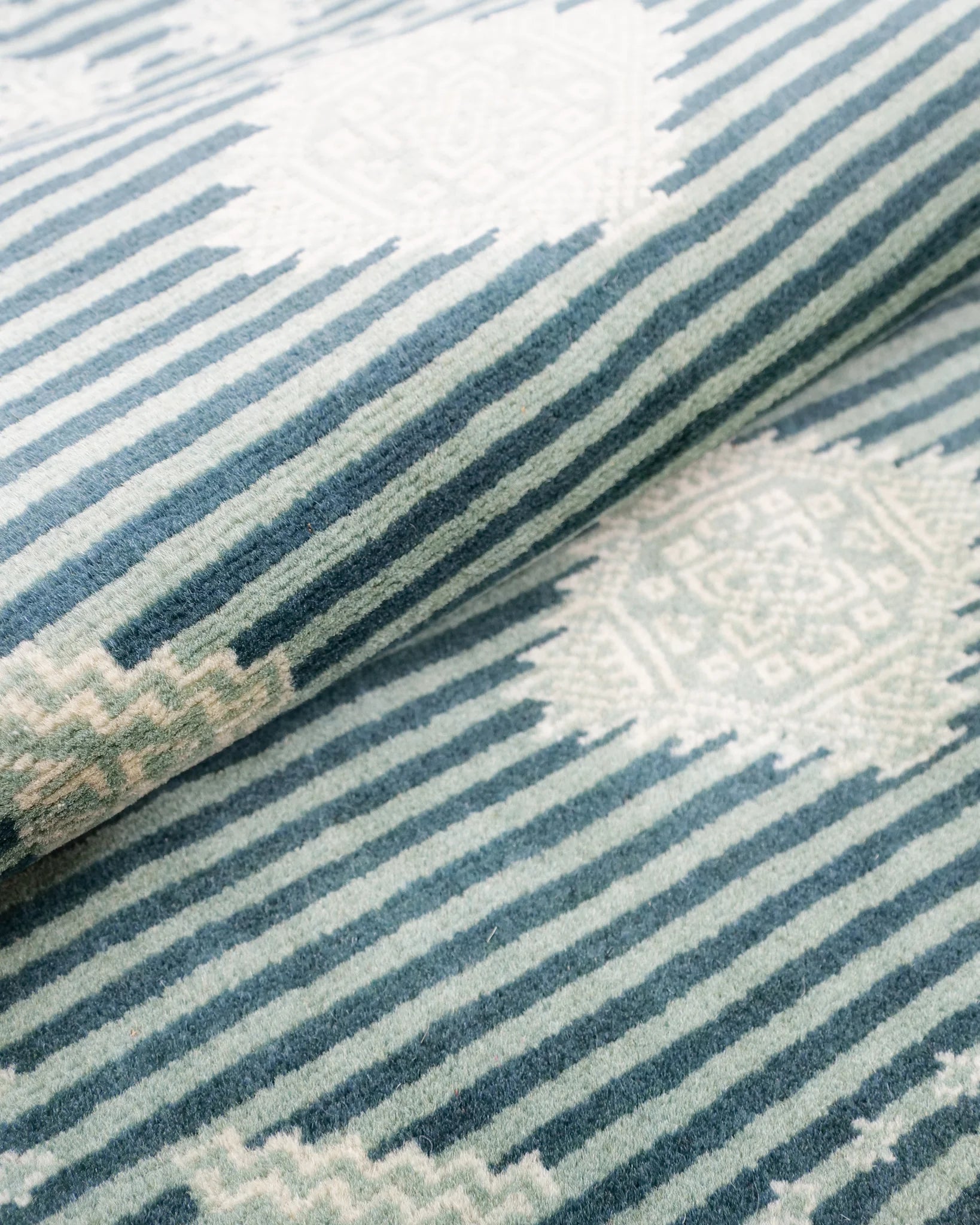 深緑のストライプ地にジャルダール柄が浮かぶパキスタン絨毯。フリンジのアップ写真。