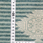 パキスタン絨毯の模様を定規で計測している写真。ストライプと幾何学柄の細部。