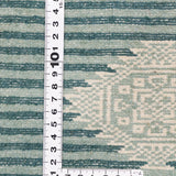 パキスタン絨毯の模様を定規で計測している写真。ストライプと幾何学柄の細部。