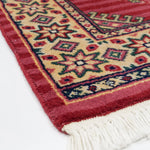 ワインレッドの手織りパキスタン絨毯。細やかなジャルダール柄と縁取り模様が特徴的。