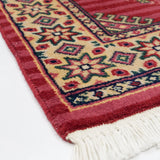 ワインレッドの手織りパキスタン絨毯。細やかなジャルダール柄と縁取り模様が特徴的。