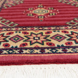 ウール100％で織られたパキスタン絨毯。赤色ベースに幾何学模様とボーダーが施された伝統工芸品。