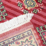 パキスタン・ラホールの手織り絨毯。裏面から見える織りの細部とジャルダール柄の緻密な技法。