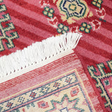 パキスタン・ラホールの手織り絨毯。裏面から見える織りの細部とジャルダール柄の緻密な技法。