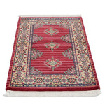 ワインレッド基調のパキスタン絨毯。ストライプとひし形のジャルダール柄が並ぶモダンな手織りデザイン。