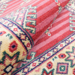 伝統的な模様を持つパキスタン手織り絨毯。縁取りに星や幾何学模様が施されたラホール産の一点物。