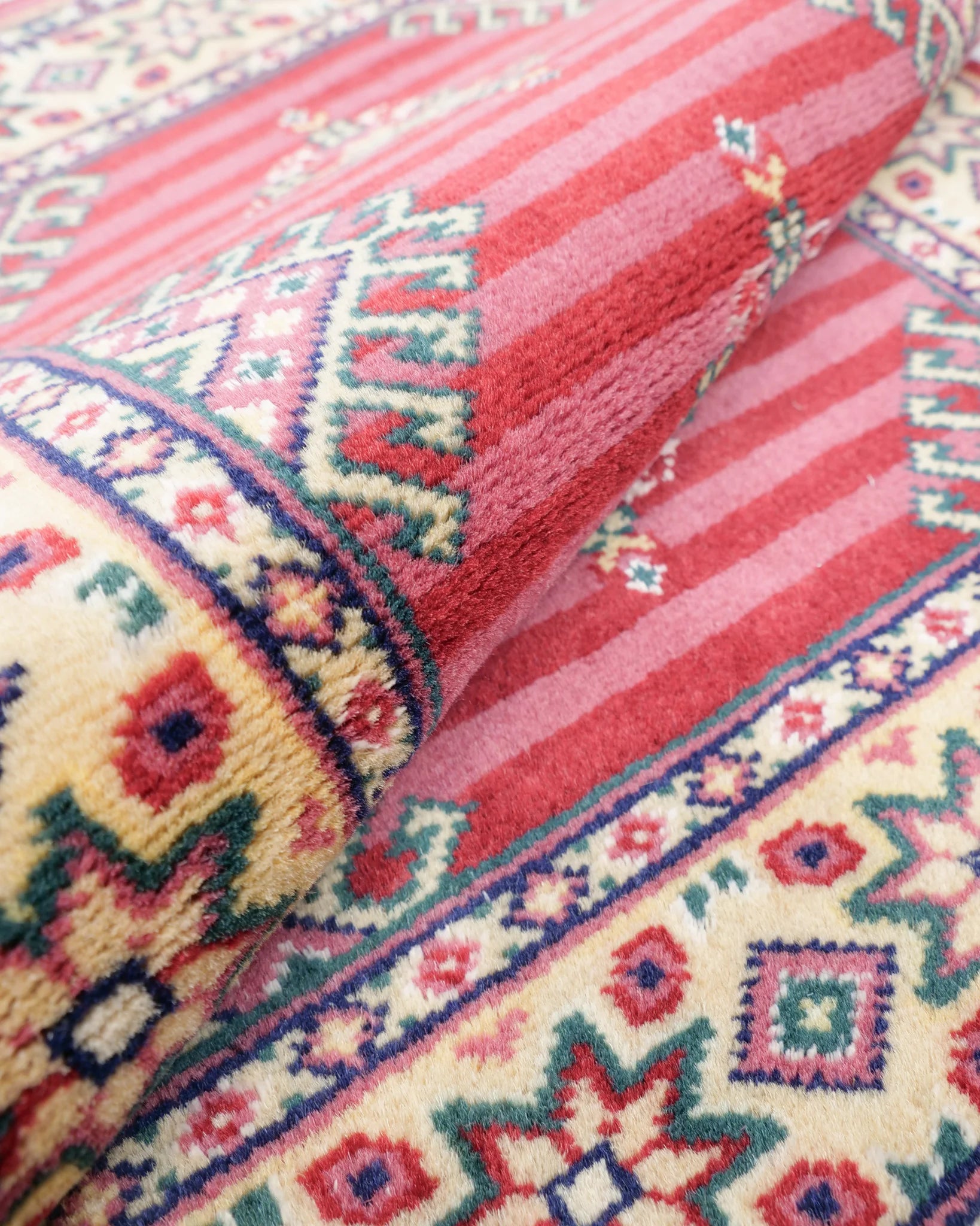 伝統的な模様を持つパキスタン手織り絨毯。縁取りに星や幾何学模様が施されたラホール産の一点物。