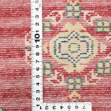 パキスタン・ラホール産の赤い手織り絨毯。柔らかなウール素材とストライプ模様が特徴。