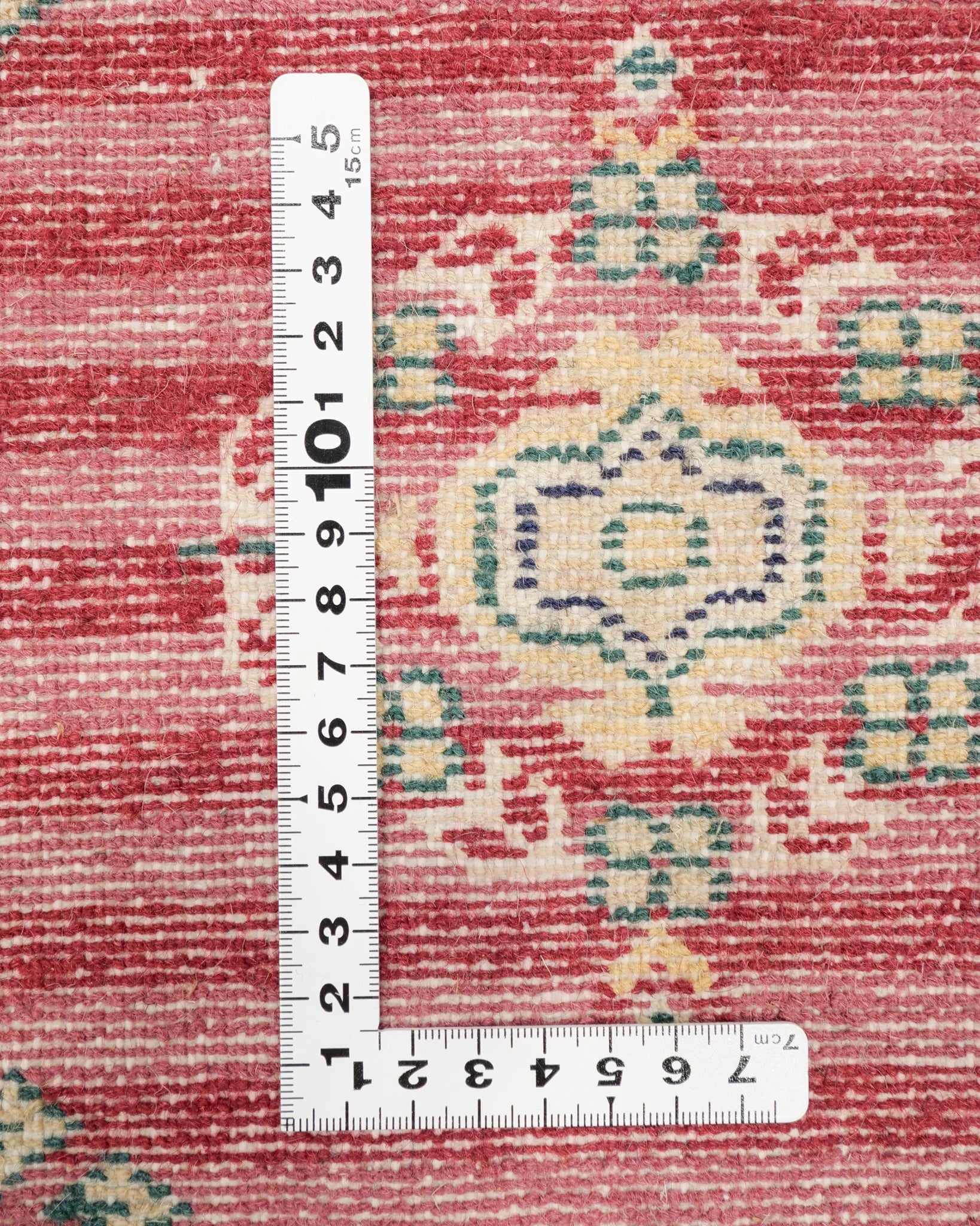 パキスタン・ラホール産の赤い手織り絨毯。柔らかなウール素材とストライプ模様が特徴。