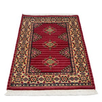 ラホールで織られたパキスタン絨毯。赤系のストライプ地に幾何学文様が映える伝統デザイン。