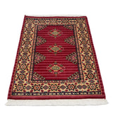 ラホールで織られたパキスタン絨毯。赤系のストライプ地に幾何学文様が映える伝統デザイン。